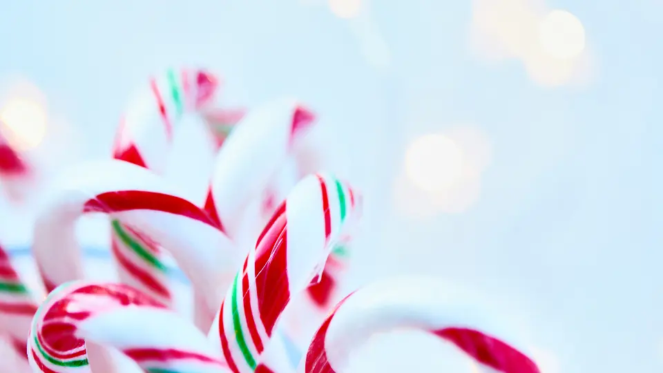 Rot-weiße Zuckerstangen vor hellem Hintergrund