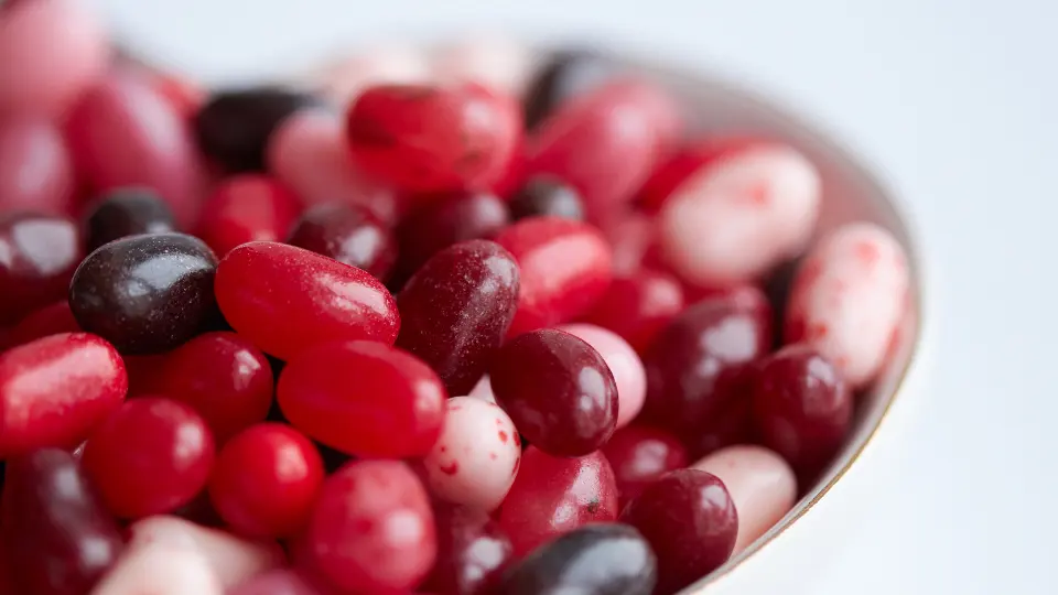 Eine Schale mit Jelly Beans in Rot, Weiß und Dunkel