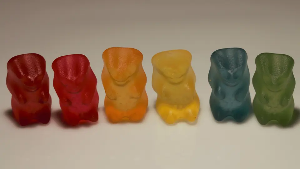 Bunte Gummibärchen in einer Reihe
