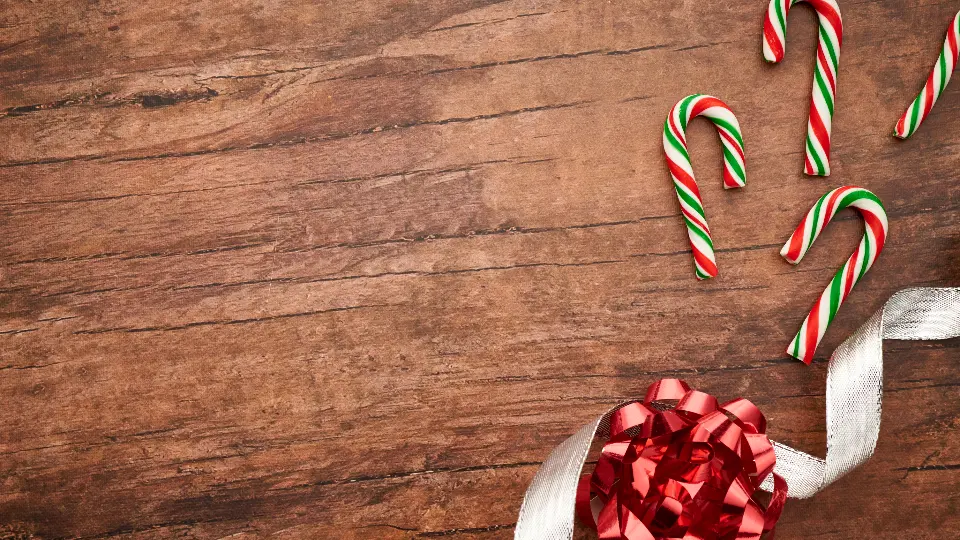 Kleine Zuckerstangen neben einer roten Schleife